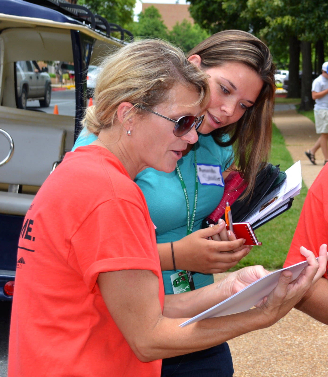 Cleveland volunteer Lori Morris helps a Teach For America guest on Registration Day.